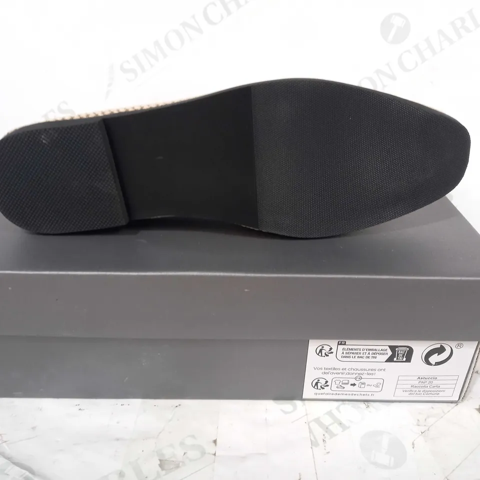 BOXED PAIR OF DESIGNER SLIP-ON SHOES IN BEIGE W. ROSE GOLD EFFECT CHAIN EU SIZE 40