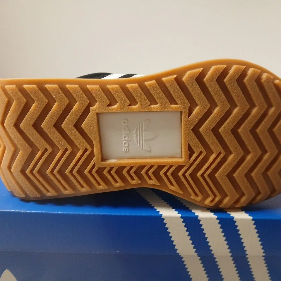 BOXED PAIR OF ADIDAS ORIGINALS COUNTRY XLG J SNEAKERS –  UK 3