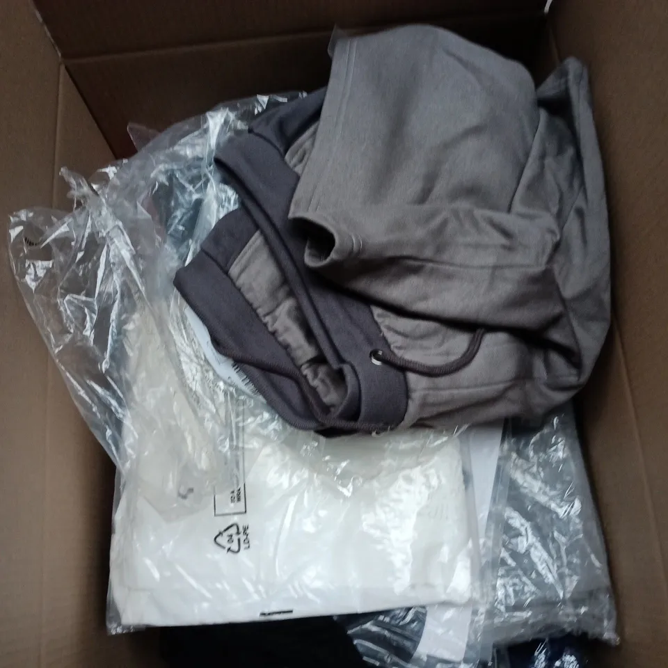 BOX OF APPROXIMATELY 25 ASSORTED CLOTHING ITEMS TO INCLUDE VOI JEANS SHORTS, SMALL BAG ETC