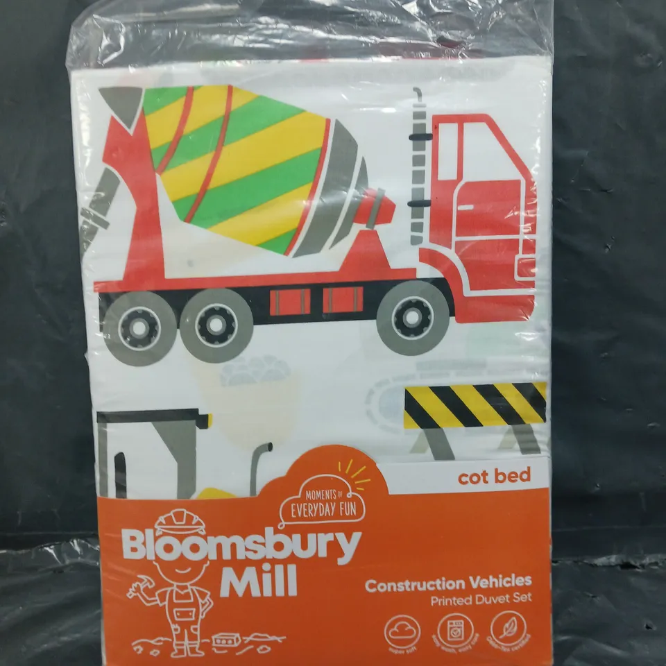 BLOOMSBURY MILL CONSTRUCTION VEHICLES PRINTED DUVET SET - COT BED 