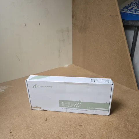 BOX OF APPROXIMATELY 10 ASSORTED ITEMS INCLUDING ATTACK SHARK MAGNETIC SWITCH KEYBOARD AND SKYQ MINI