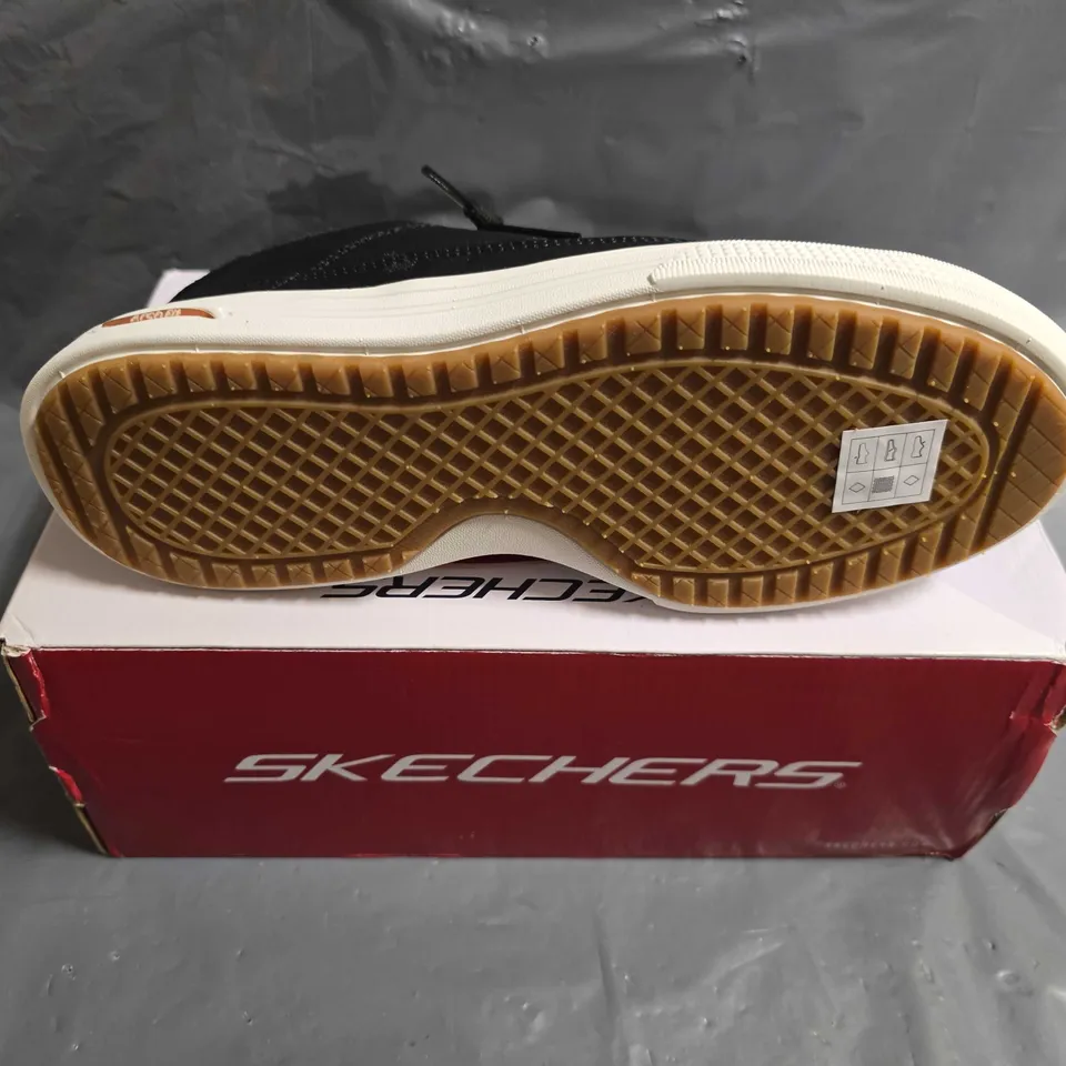 BOXED PAIR OF SKECHER TRAINERS - UK SIZE 5