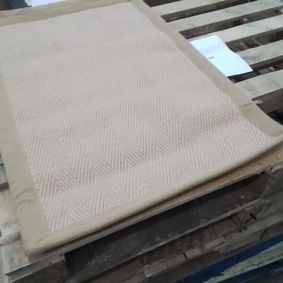 QUALITY DESIGNER AREA RUG - APPROXIMATELY 90X60CM