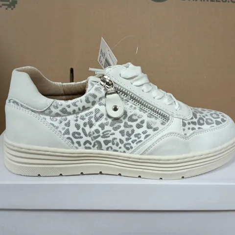 BOXED PAIR OF SHOES BY EMMA OSPREY WHITE SNEAKERS – UK 5