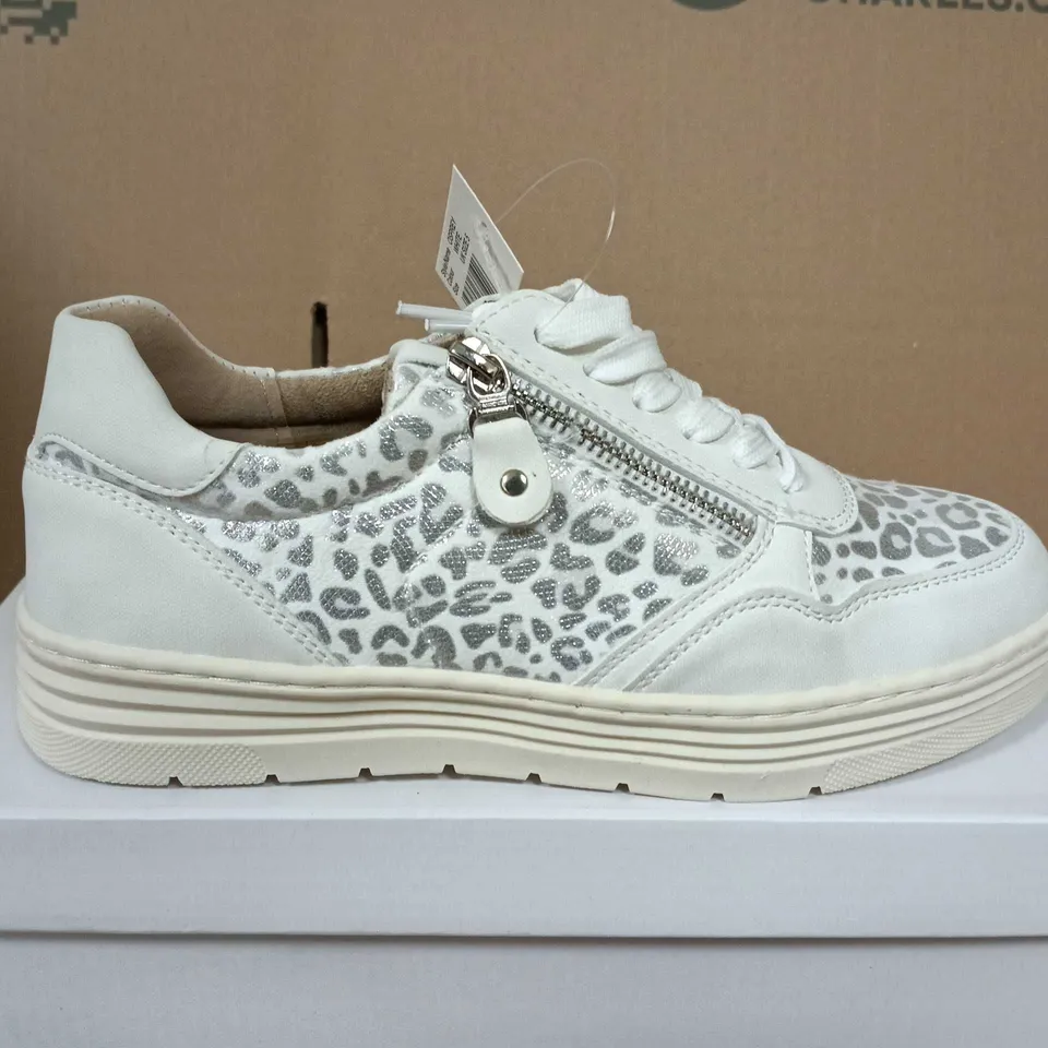 BOXED PAIR OF SHOES BY EMMA OSPREY WHITE SNEAKERS – UK 5