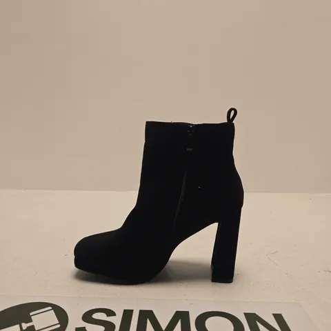 LINZI BLACK SUEDE ANKLE BOOT WITH CHUNKY BLOCK HEEL – SIDE ZIP SIZE UK 6