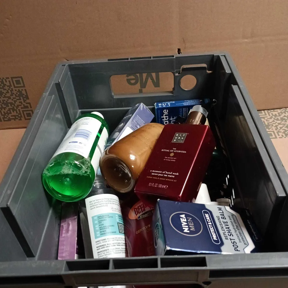 TOTE OF APPROXIMATELY 15 ASSORTED COSMETIC ITEMS TO INCLUDE BODY SHOP CONDITIONER, NIVEA POST SHAVE BALM, WISDOM MOUTHWASH, ZARAHOME, RITUAL OF AYURVEDA HAND WASH ETC
