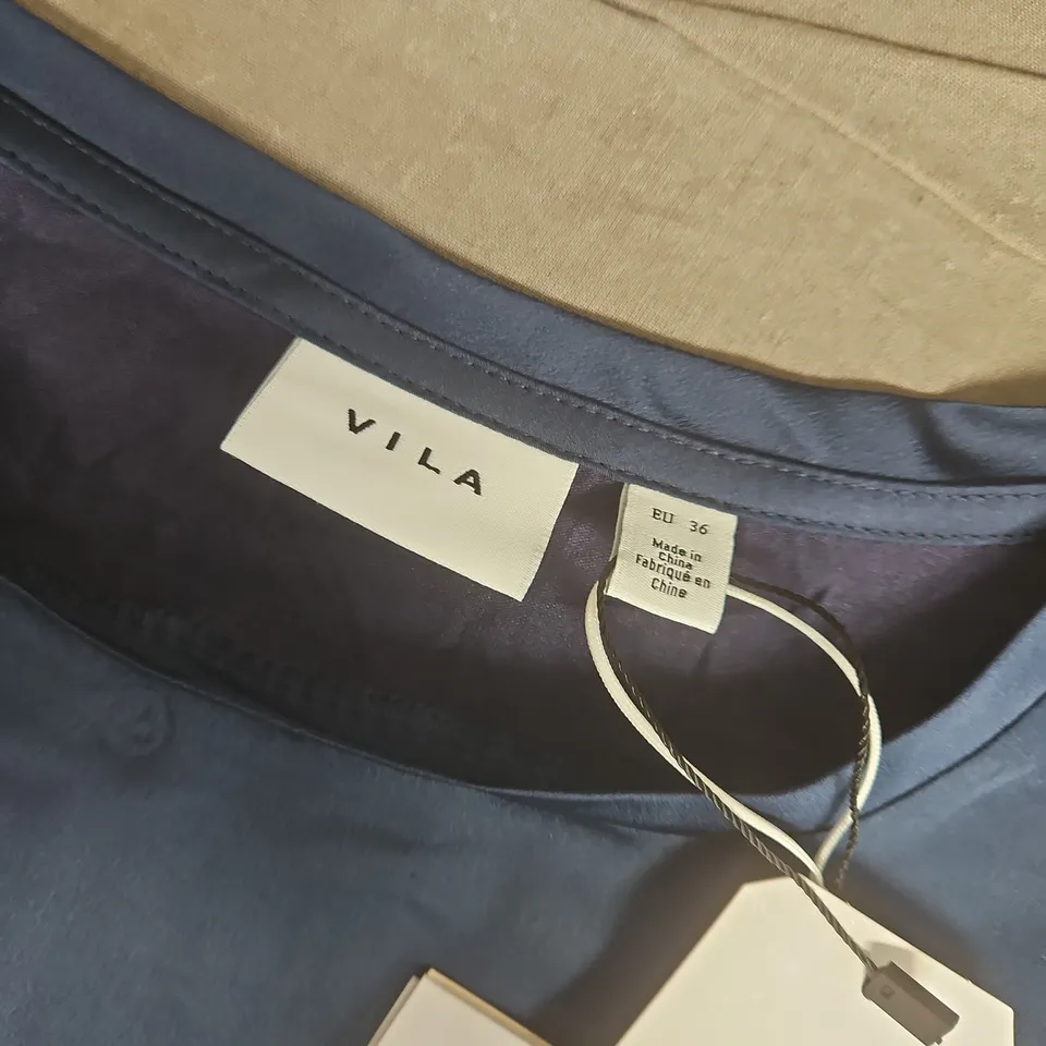 VILA VIELLETTE S/S SATIN TOP IN NAVY - 36