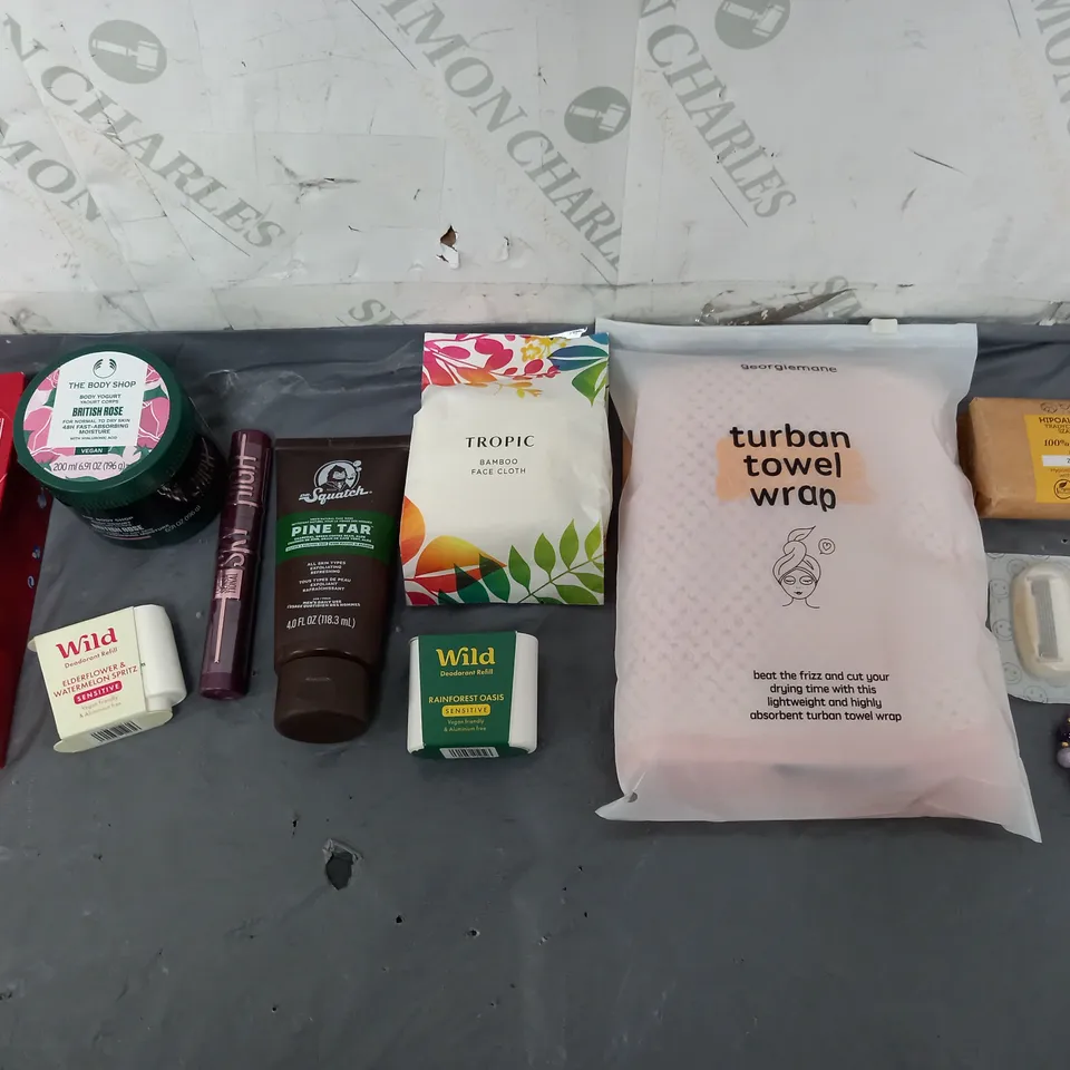BOX OF APPROXIMATELY 12 ASSORTED COSMETIC ITEMS TO INCLUDE - TURBAN TOWEL WRAP - COLGATE WHITE MAX - WILD DEODRANT REFILLS ETC. 