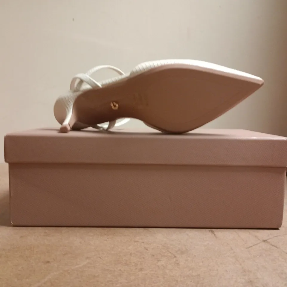BOXED PAIR OF CARVELA POINTED TOE LOW HEELS IN WHITE SIZE EU 36