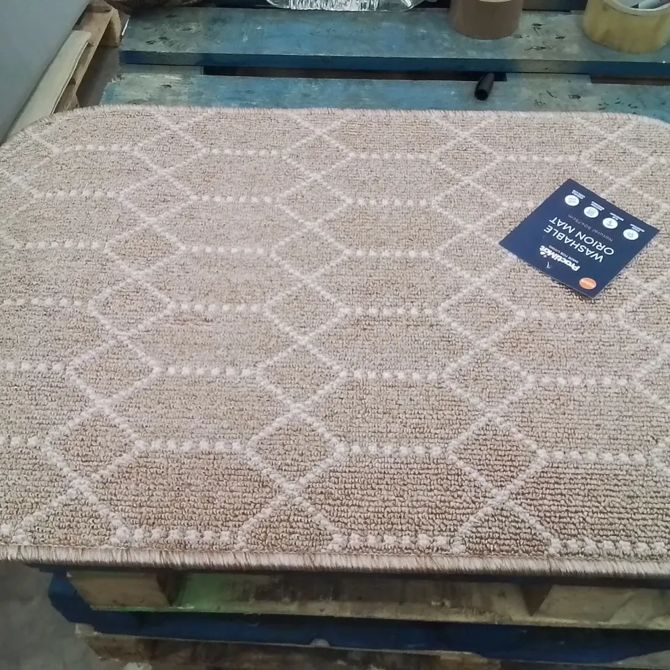 QUALITY DESIGNER AREA RUG - APPROXIMATELY 75X50CM