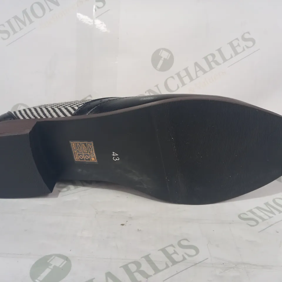 PAIR OF DESIGNER LOW HEEL SLIP-ON SHOES IN BLACK/WHITE EU SIZE 43