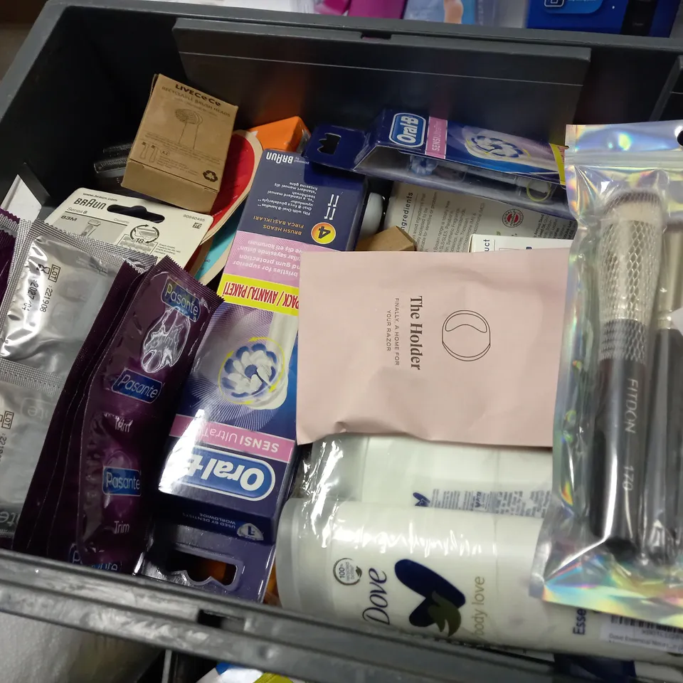 ASSORTMENT OF BEAUTY PRODUCTS APPROX. 30 ITEMS 