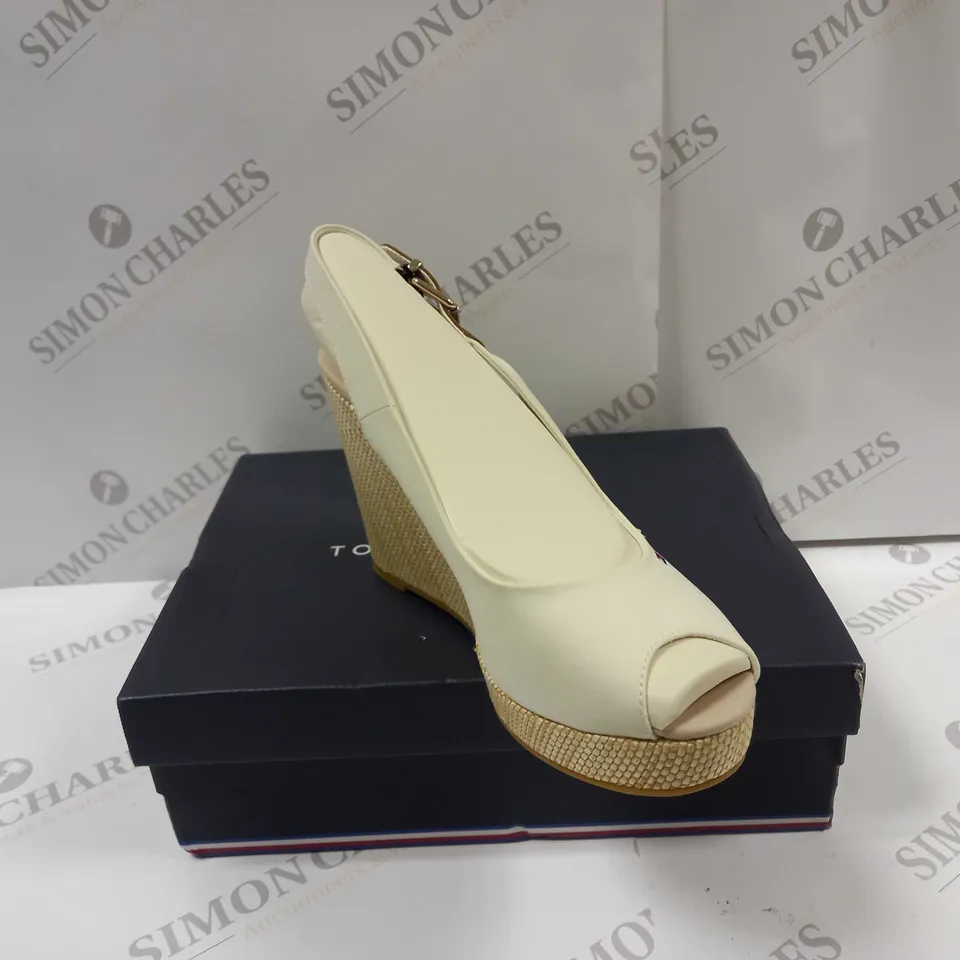 BOXED PAIR OF TOMMY HILFIGER ELENA WEDGE SHOES UK SIZE 7 
