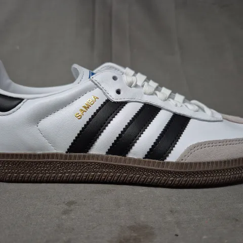 BOXED PAIR OF ADIDAS SAMBA OG SHOES IN WHITE/BLACK UK SIZE 5