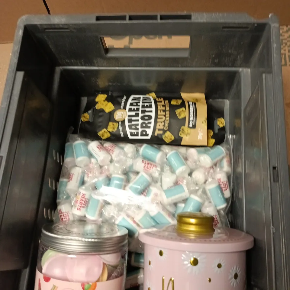 TOTE OF APPROXIMATELY 5 ASSORTED FOOD AND DRINK ITEMS TO INCLUDE: LOVE HEARTS AND SEAWEED TEA BAGS 