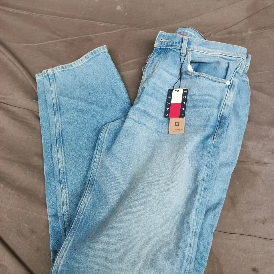 TOMMY JEANS ETHAN RELAXED STRAIGHT JEANS IN BLUE - 34/34