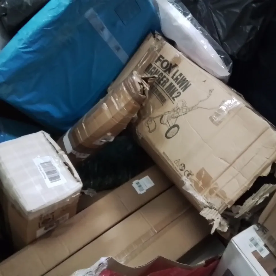 PALLET CONTAINING VARIOUS ASSORTED BOXED HOUSEHOLD ITEMS TO INCLUDE: VACUUM CLEANER, TURNTABLE HI-FI SYSTEM WITH SPEAKERS, AIR FRYER AND LOTS MORE UNMARKED BOXED ITEMS 