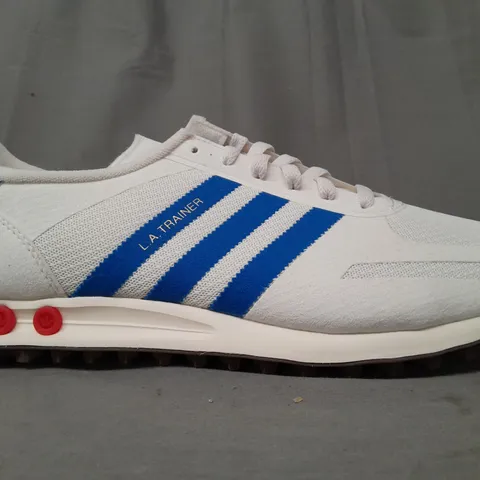 PAIR OF ADIDAS LA TRAINERS IN WHITE/BLUE UK SIZE 11.5