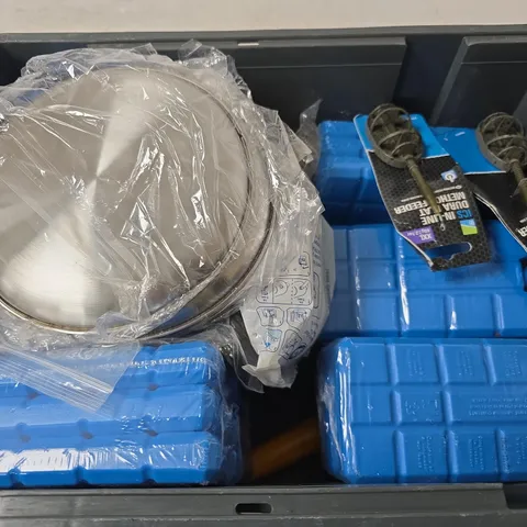 APPROXIMATELY 12 ASSORTED HOUSEHOLD ITEMS TO INCLUDE ICEBLOCKZ, QUICK RELEASE METHOD MOULD, FRIDGE WATERFILTER, ETC