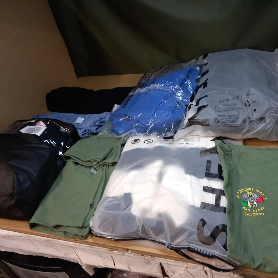 LOT OF APPROX 20 ASSORTED CLOTHING ITEMS TO INCLUDE JUMPERS, JEANS AND T-SHIRTS
