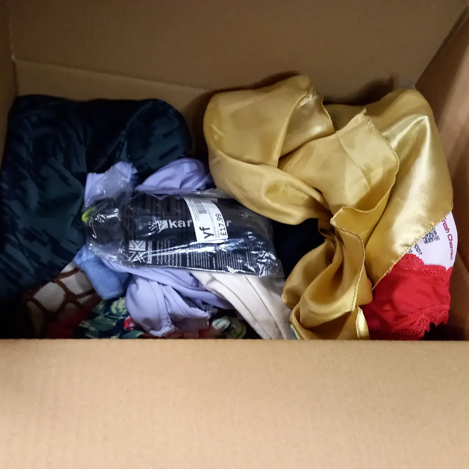 LOT OF A APPROX. 15 ASSORTED CLOTHING ACCESSORIES IN VARYING SIZES, COLOURS AND STYLES TO INCLUDE: SWIM COSTUME, HATS, GLOVES