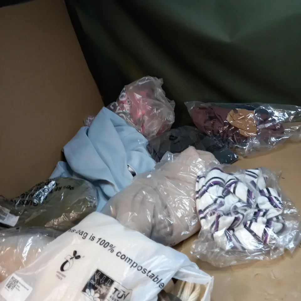 LOT OF APPROX. 50 ASSORTED CLOTHING ITEMS 