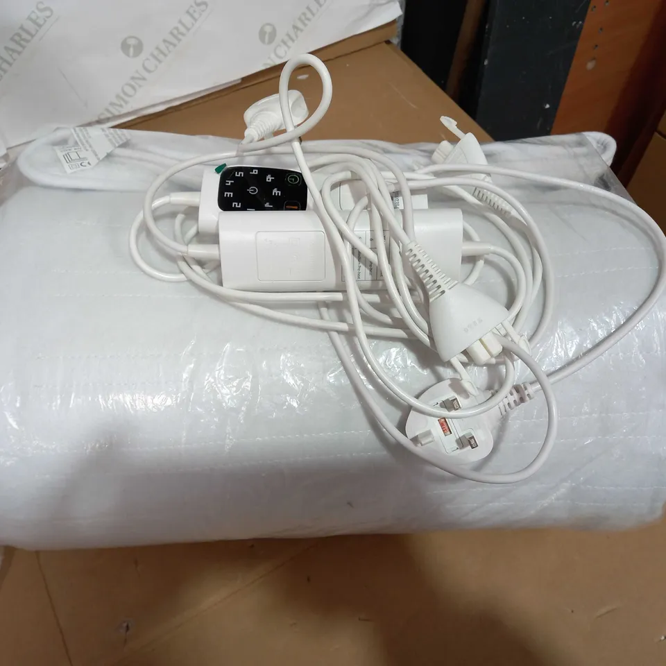 DREAMLAND SCANDI INTELLIHEAT+ MATTRESS PROTECTOR 