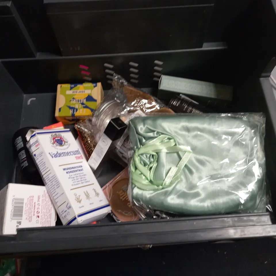 BOX OF APPROXIMATELY 20 COSMETIC ITEMS TO INCLUDE - L'OREAL HAIR COLOUR - DOVE SENSITIVE SOAP - VASELINE HAIR TONIC - ETC 