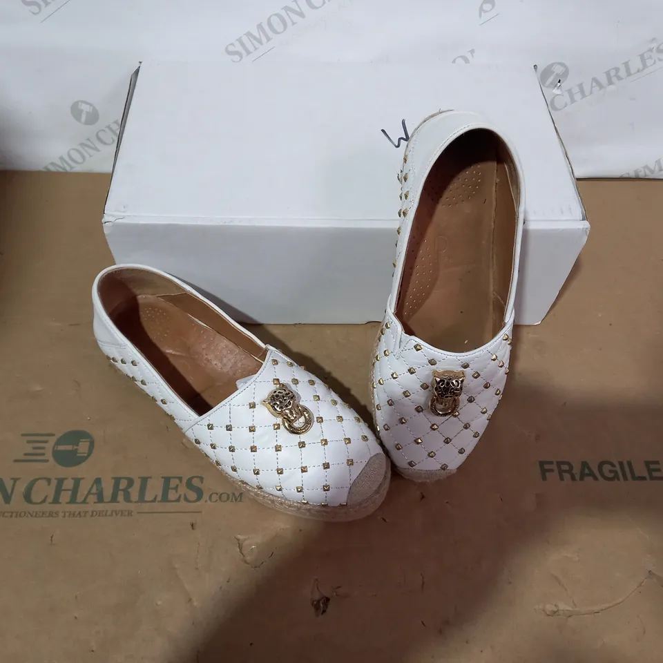 BOXED PAIR OF MODA IN PELLE SHOES - SIZE 38