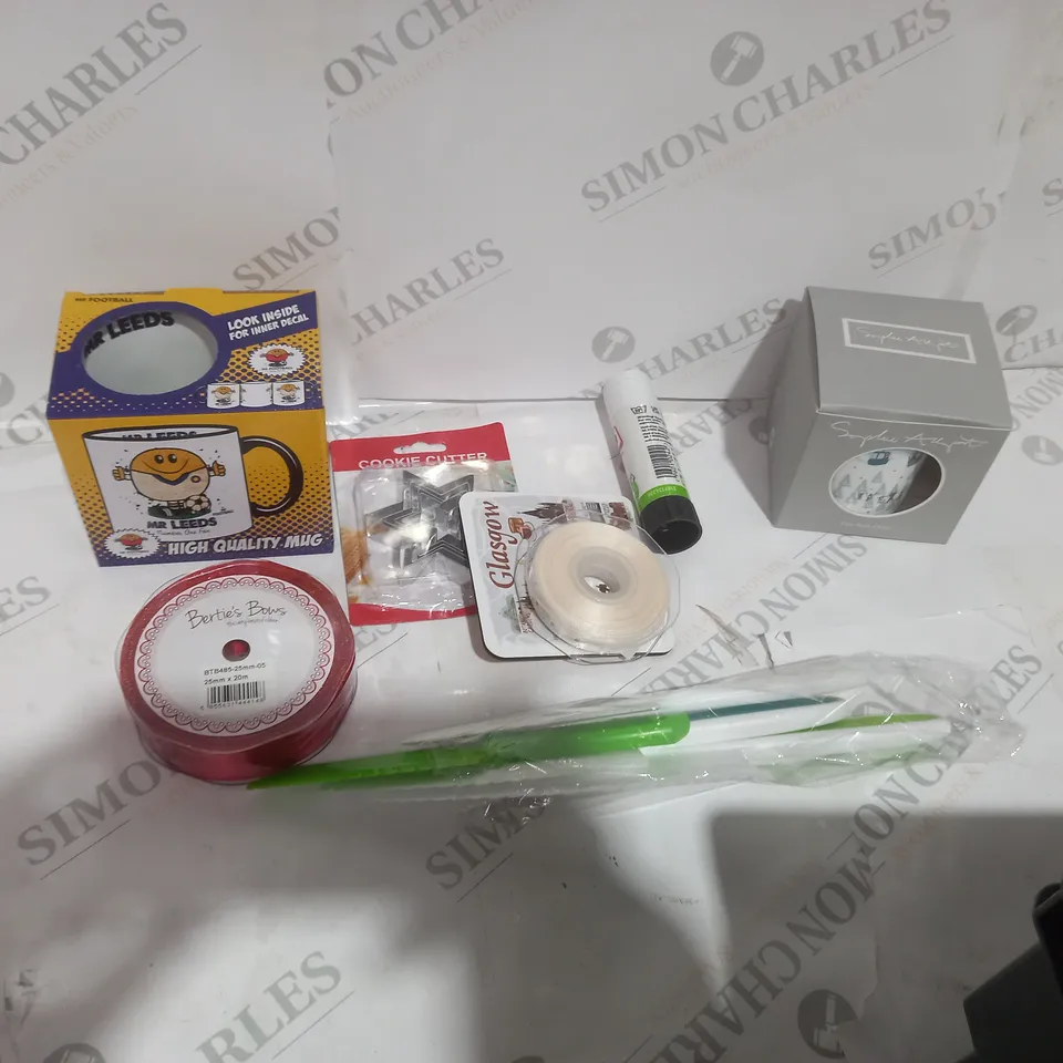 TOTE OF APPROXIMATELY 18 ASSORTED ITEMS TO INCLUDE A PRITT STICK, A FOOTBALL CRAFTED MUG AND A PLASTIC CULTERY SET