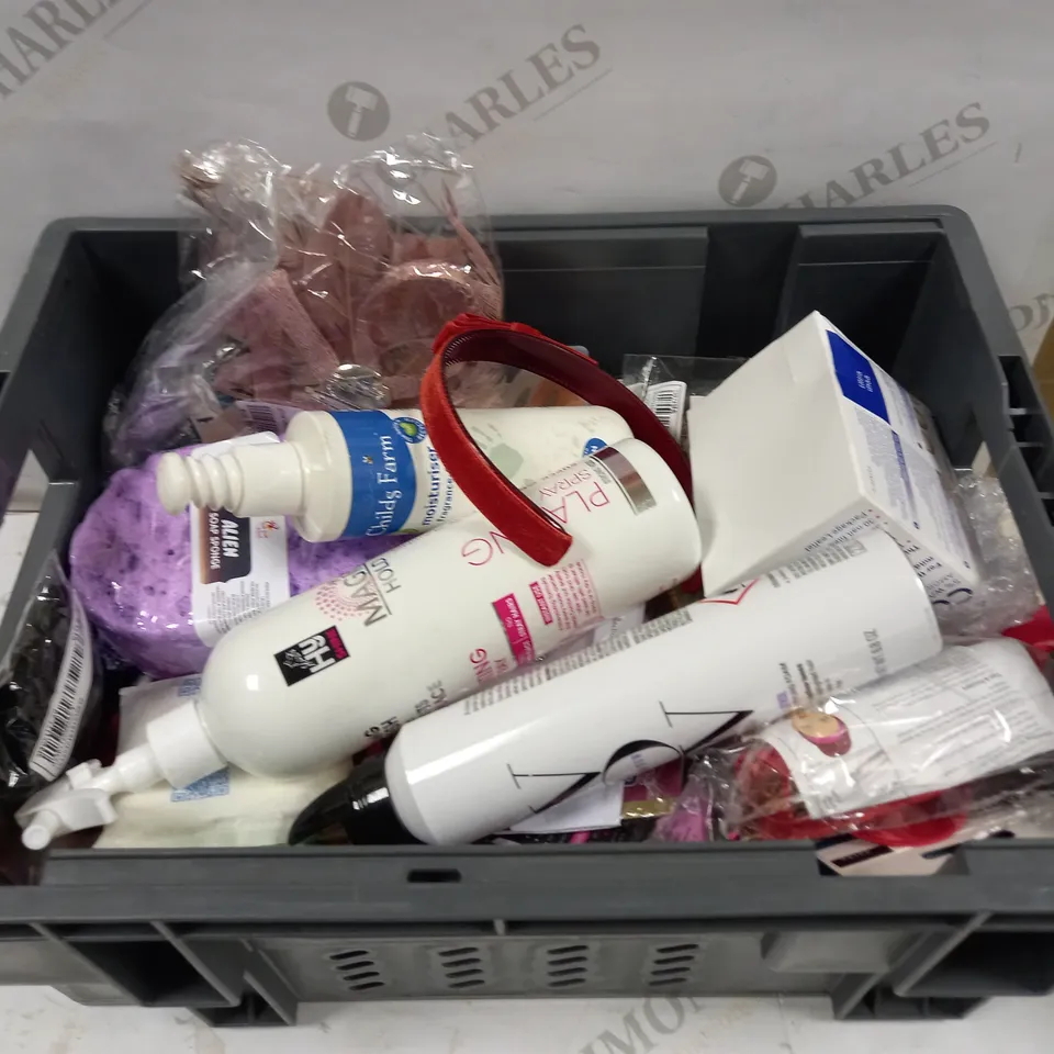 LOT OF APPROXIMATELY 20 COSMETICS ITEMS TO INCLUDE CHILDS FARM MOISTURISER, WOW COLOR CONTROL, HY SHINE PAINTING SPRAY, ETC