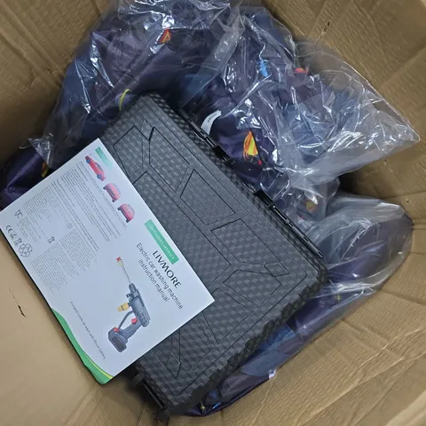 APPROXIMATELY 8 ASSORTED ITEMS TO INCLUDE LIVMORE CAR WASHING GUN, SPACE PATTERN STORAGE BAGS, HANDBAG, ETC - COLLECTION ONLY
