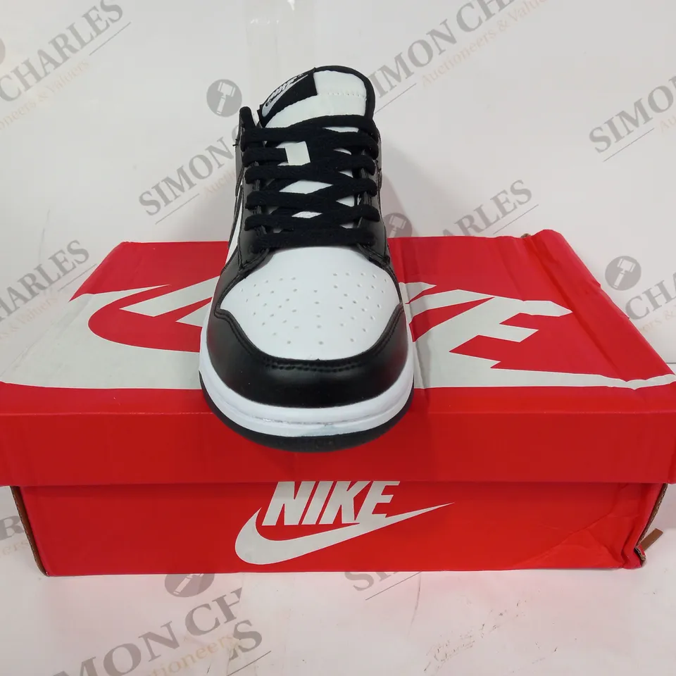 BOXED PAIR OF NIKE SB DUNK LOW TRAINERS IN BLACK/WHITE UK SIZE 6