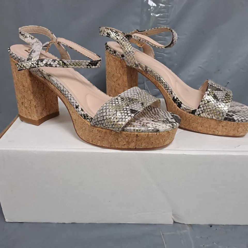 BOXED PAIR OF MODA IN PELLE SANDALS IN MULTI SIZE 6