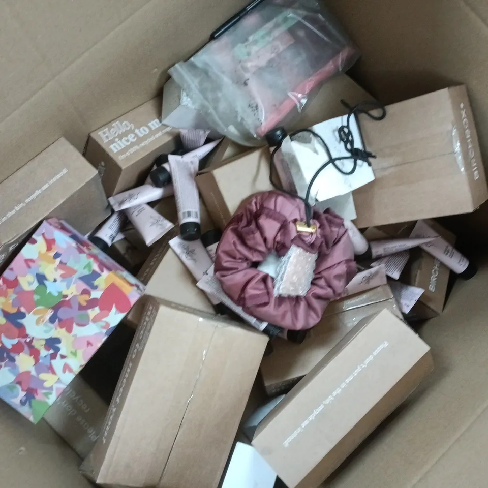 APPROXIMATELY 100 ASSORTED COSMETICS ITEMS TO INCLUDE BRANDS SUCH AS SUKIN, REVOLUTION PRO, CRABTREE & EVELYN, ETC - COLLECTION ONLY