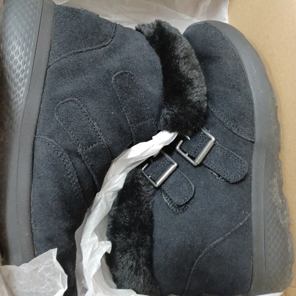 BOXED SKECHERS WINTER ON THE GO FAUX FUR TRIM BOOTS, BLACK - SIZE 4.5
