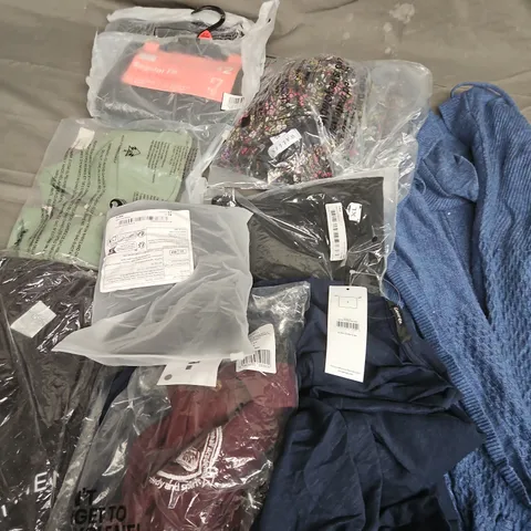 APPROXIMATELY 30 ASSORTED CLOTHING ITEMS IN VARIOUS SIZES, STYLES & COLOURS TO INCLUDE TOPS, T-SHIRTS, DRESSES, ETC