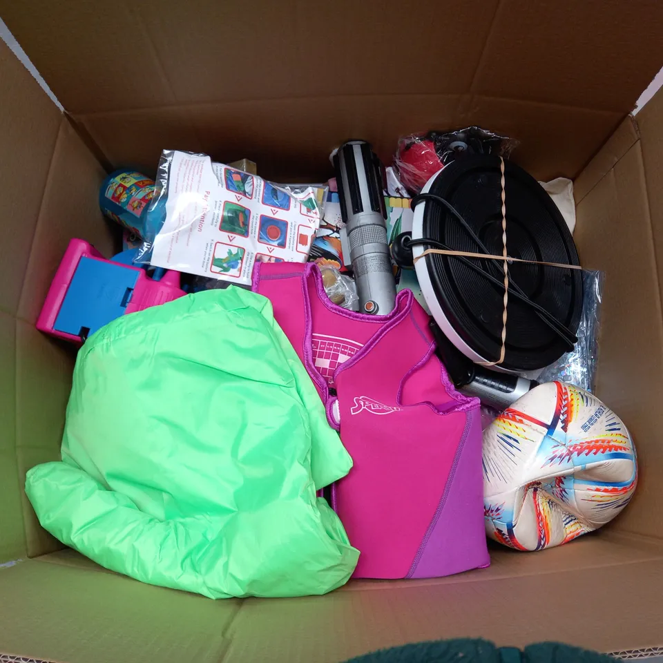 LARGE QAUNTIITY OF ASSORTED TOYS AND GAMES TO INCLUDE TEDDIES, TENNIS BALLS AND MAGNETIC DRAWING