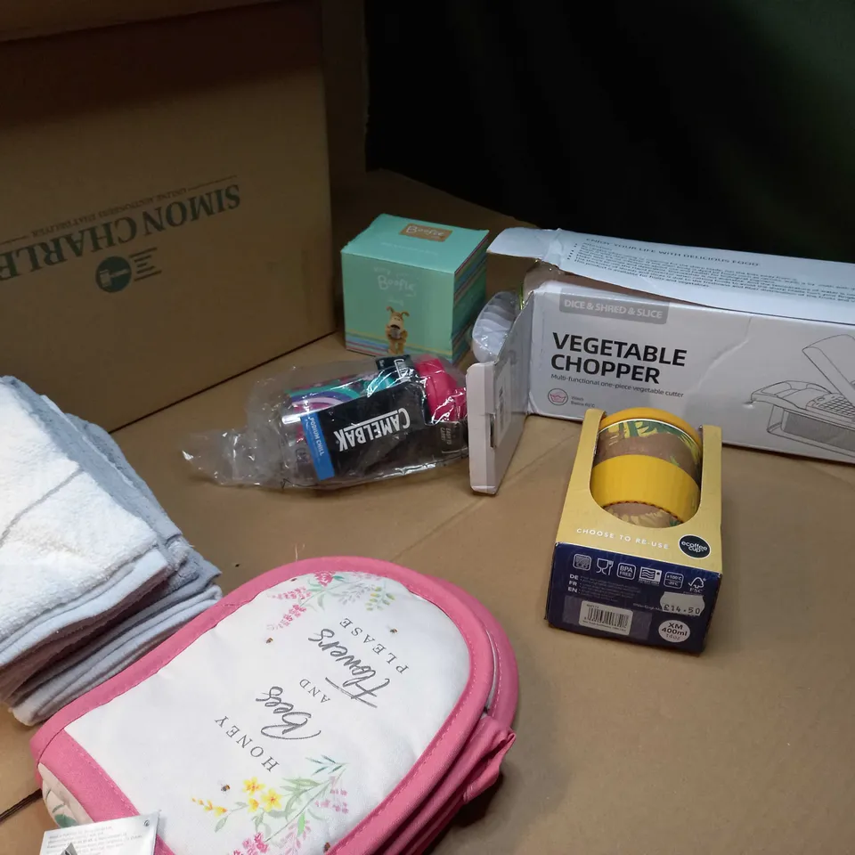LOT OF APPROX 10 ASSORTED HOUSEHOL/KITCHEN RELATED ITEMS TO INCLUDE: VEGETABLE CHOPPER, ECOFFEE CUP, T-TOWELS