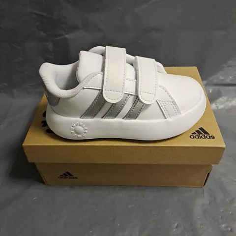 BOXED PAIR OF ADIDAS KIDS BUBBLE COMFY GRAND COURT 2.0 SHOES IN WHITE/SILVER SIZE UK 7