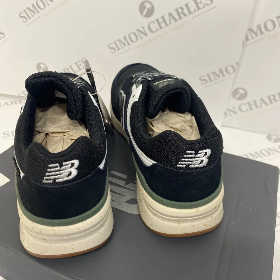 BOXED PAIR OF NEW BALANCE BLACK TRAINERS SIZE 3