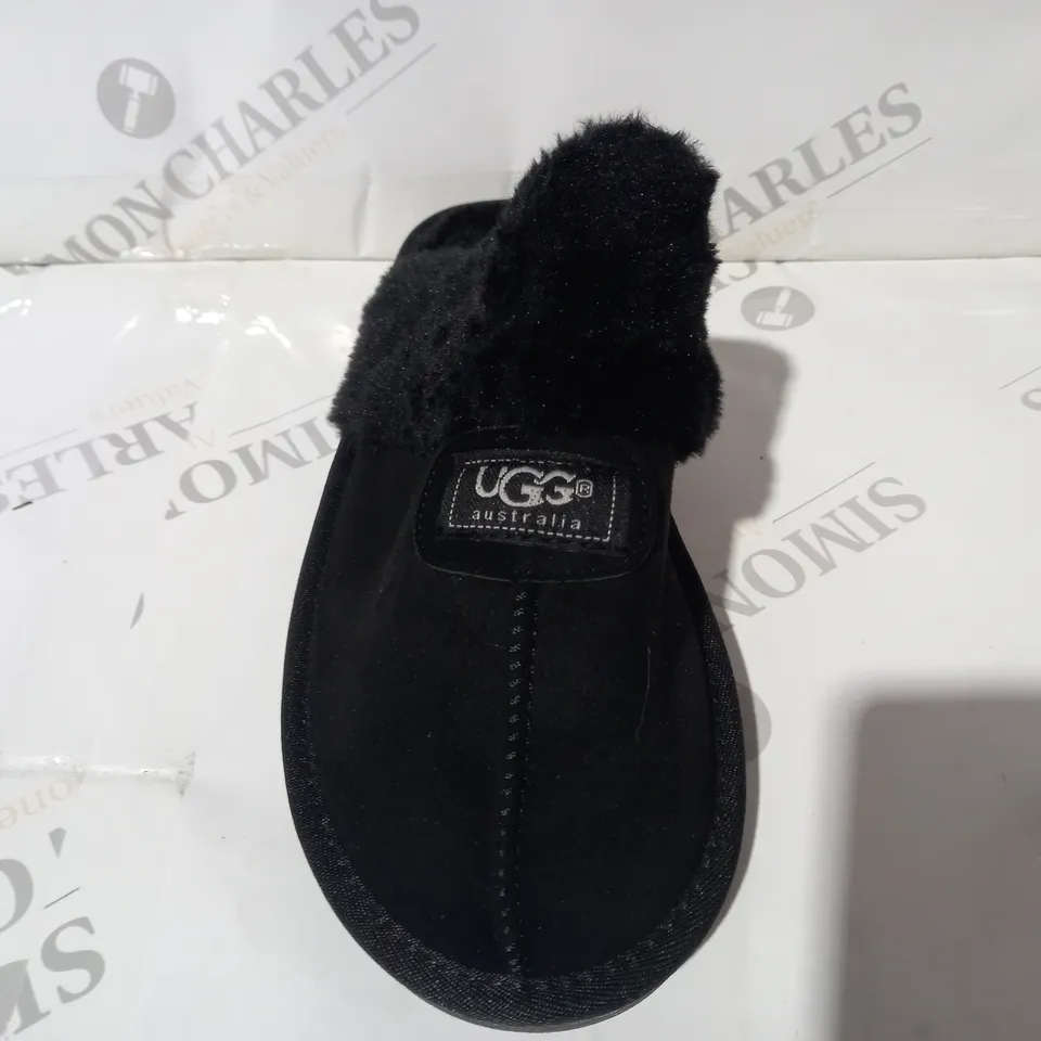 BOXED PAIR OF UGG SLIPPERS IN BLACK SIZE 4