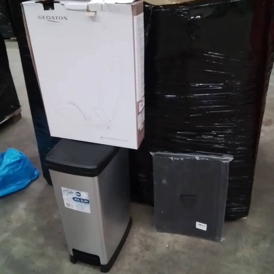 PALLET OF ASSORTED HOUSEHOLD GOODS AND PRODUCTS TO INCLUDE;LAPTOP BAG,TRASH CAN,TOILET SEAT