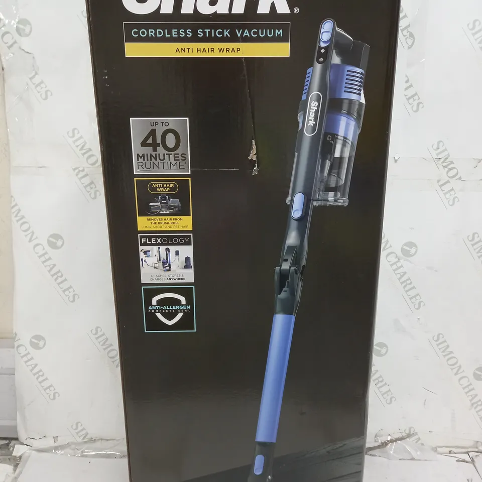 BOXED SHARK ANTI HAIR WRAP CORDLESS VACUUM CLEANER IZ202UK