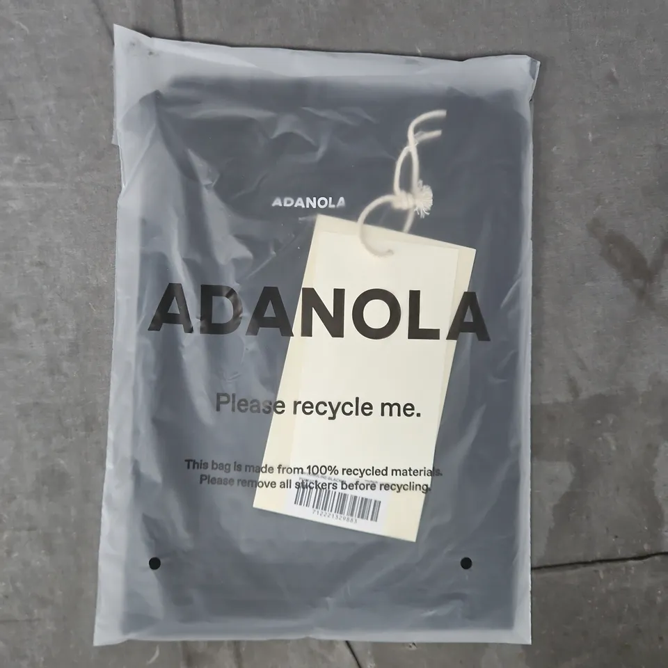 BAGGED ADANOLA ULTIMATE SHORT SLEEVE TOP IN BLACK SIZE MEDIUM