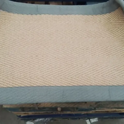 QUALITY DESIGNER AREA RUG - APPROXIMATELY 60X43CM