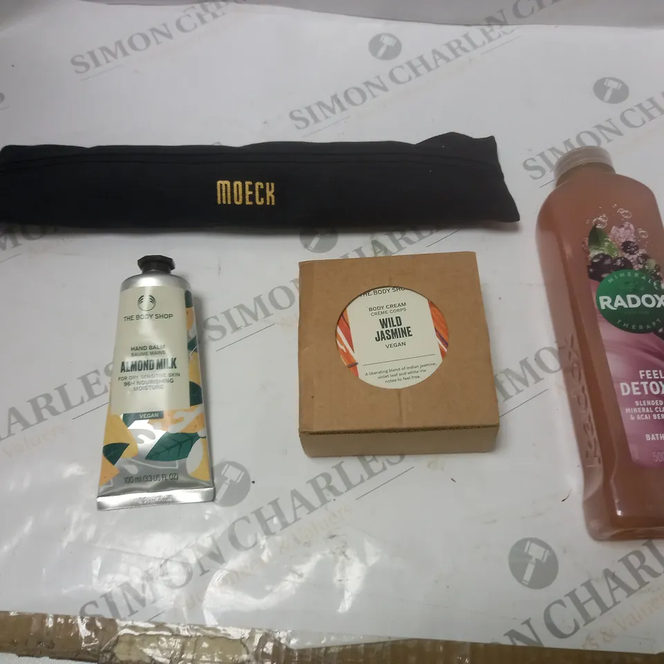 BOX OF APPROXIMATELY 20 COSMETIC AND HOUSEHOLD PRODUCTS TO INCLUDE BODY SHOP, RADOX, MOECK, ETC