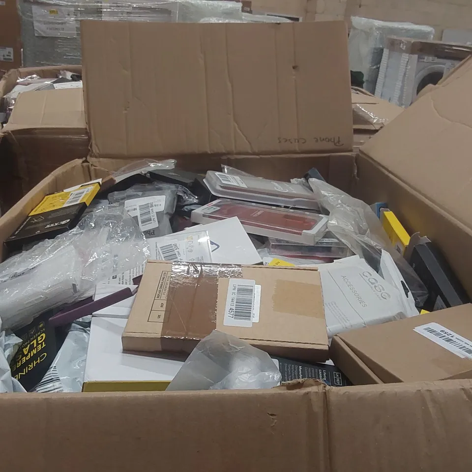 PALLET CONTAINING A LARGE QUANTITY OF ASSORTED PHONE CASES AND SCREEN PROTECTORS 