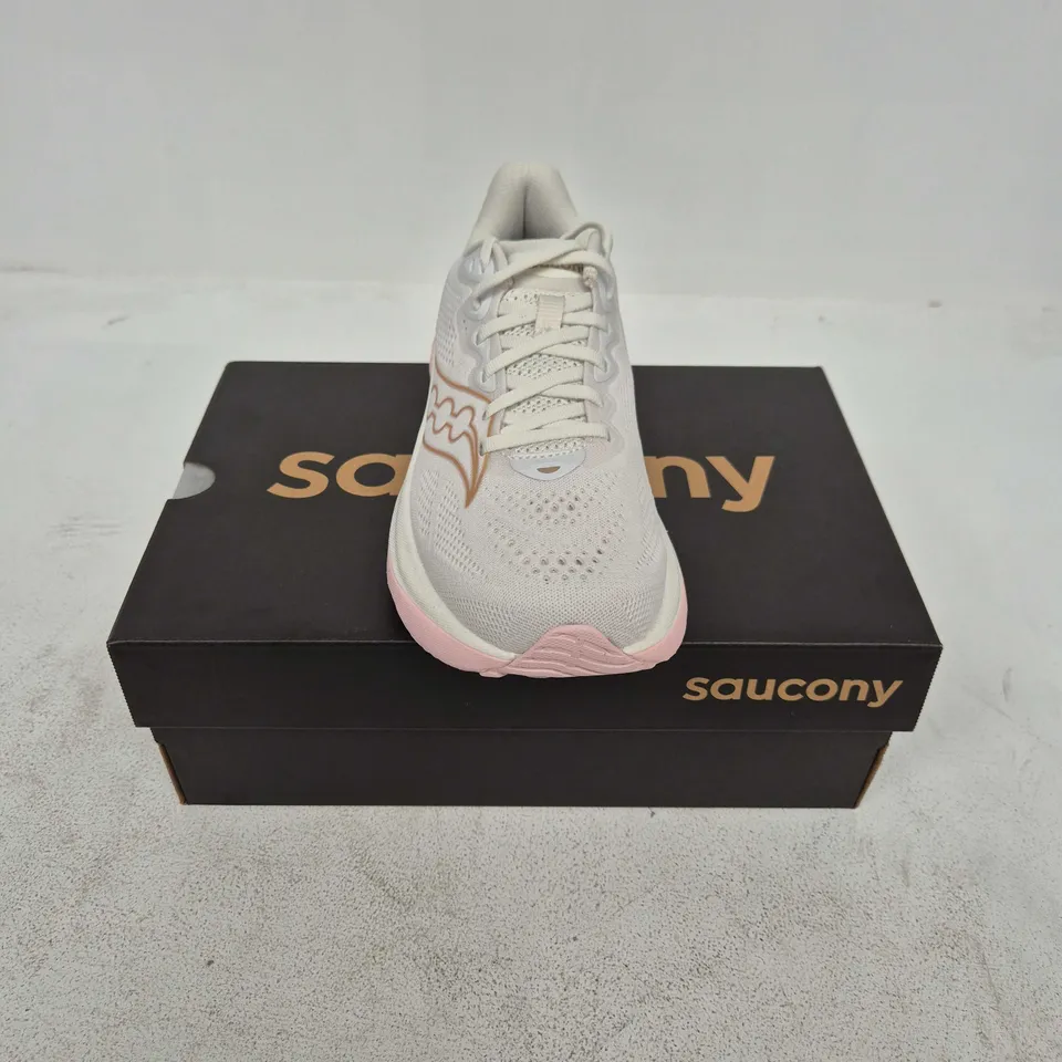 BOXED PAIR OF SAUCONY RIDE TRAINERS IN WHITE/PINK - UK 7
